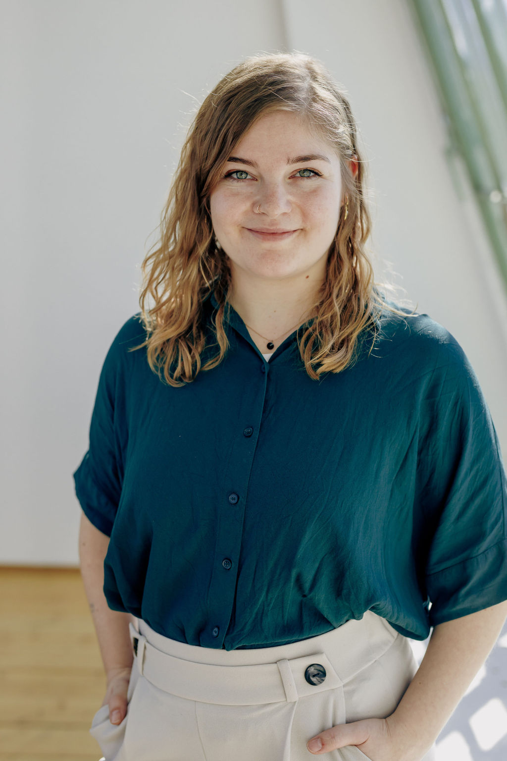 Frau lächelt freundlich in die Kamera (Rebekka Walla) Frau lächelt freundlich in die Kamera