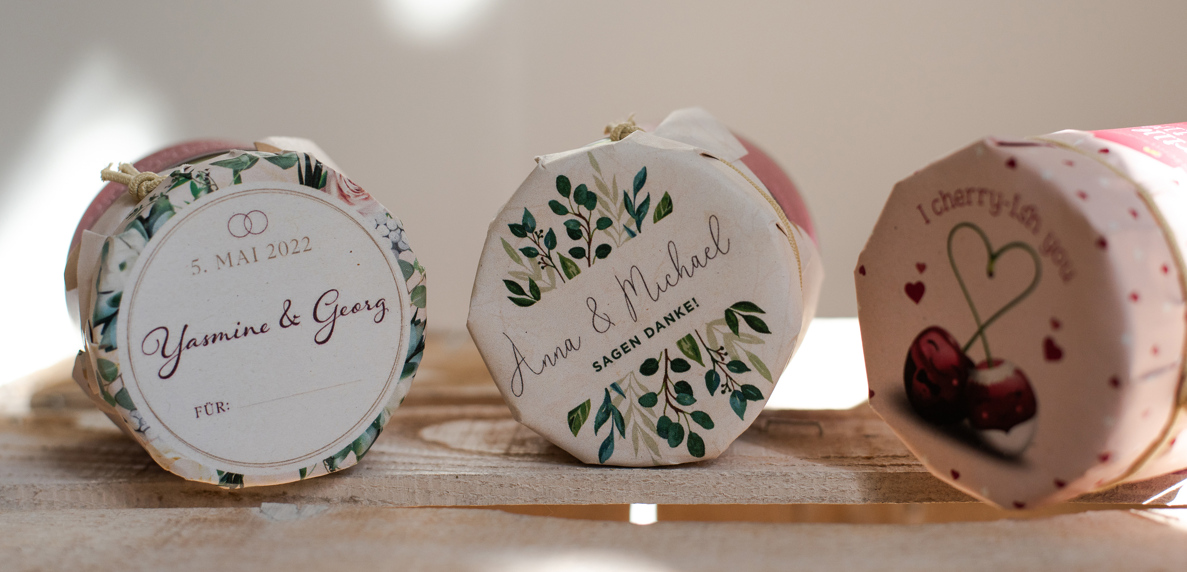 Feinkostgläschen (Fokus auf Deckeldesign) Feinkostgläschen mit Grußaufdruck von frischem Ehepaar