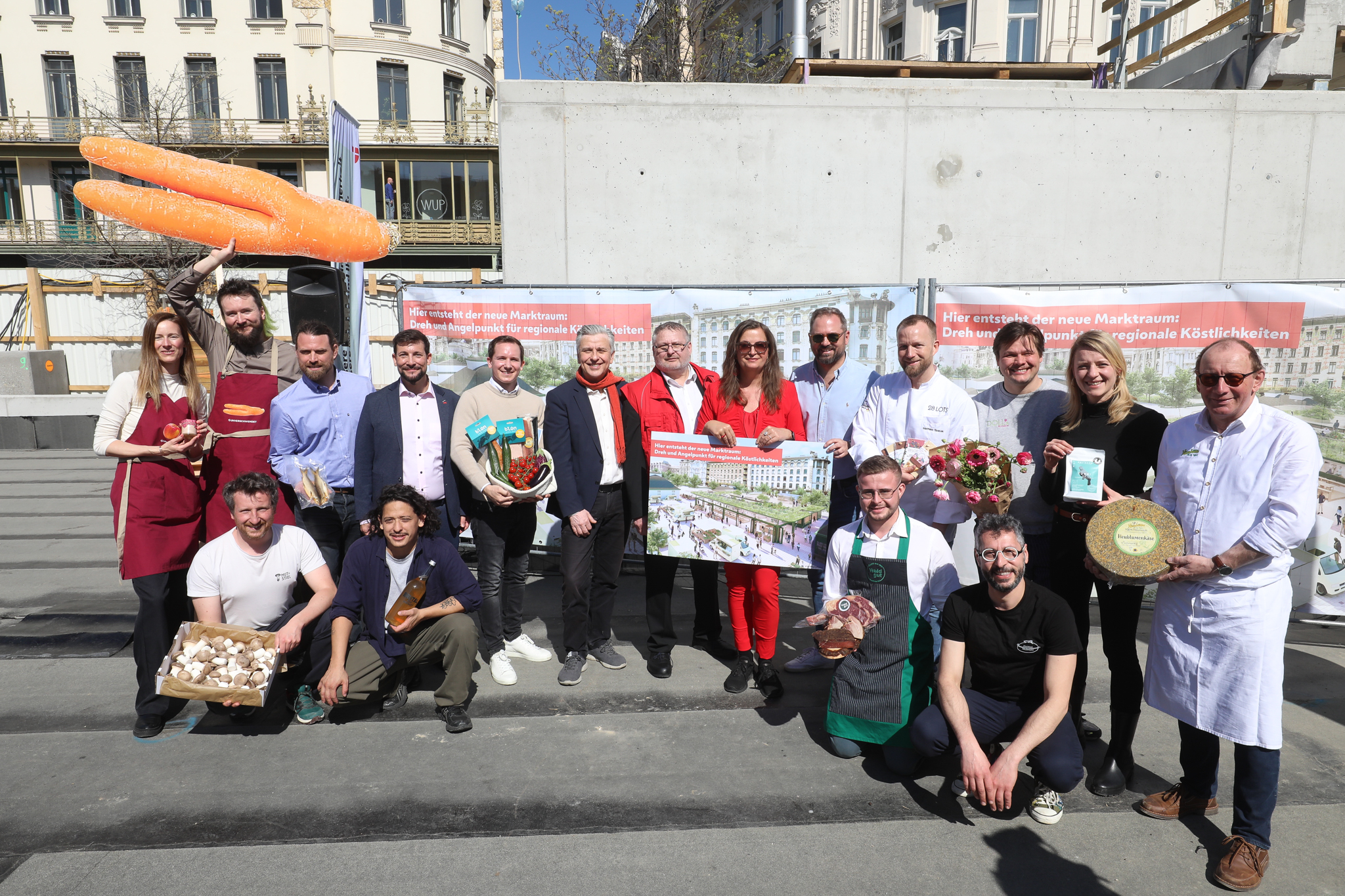 Unverschwendet Teamfoto auf zukünftigem Marktstand-Platz