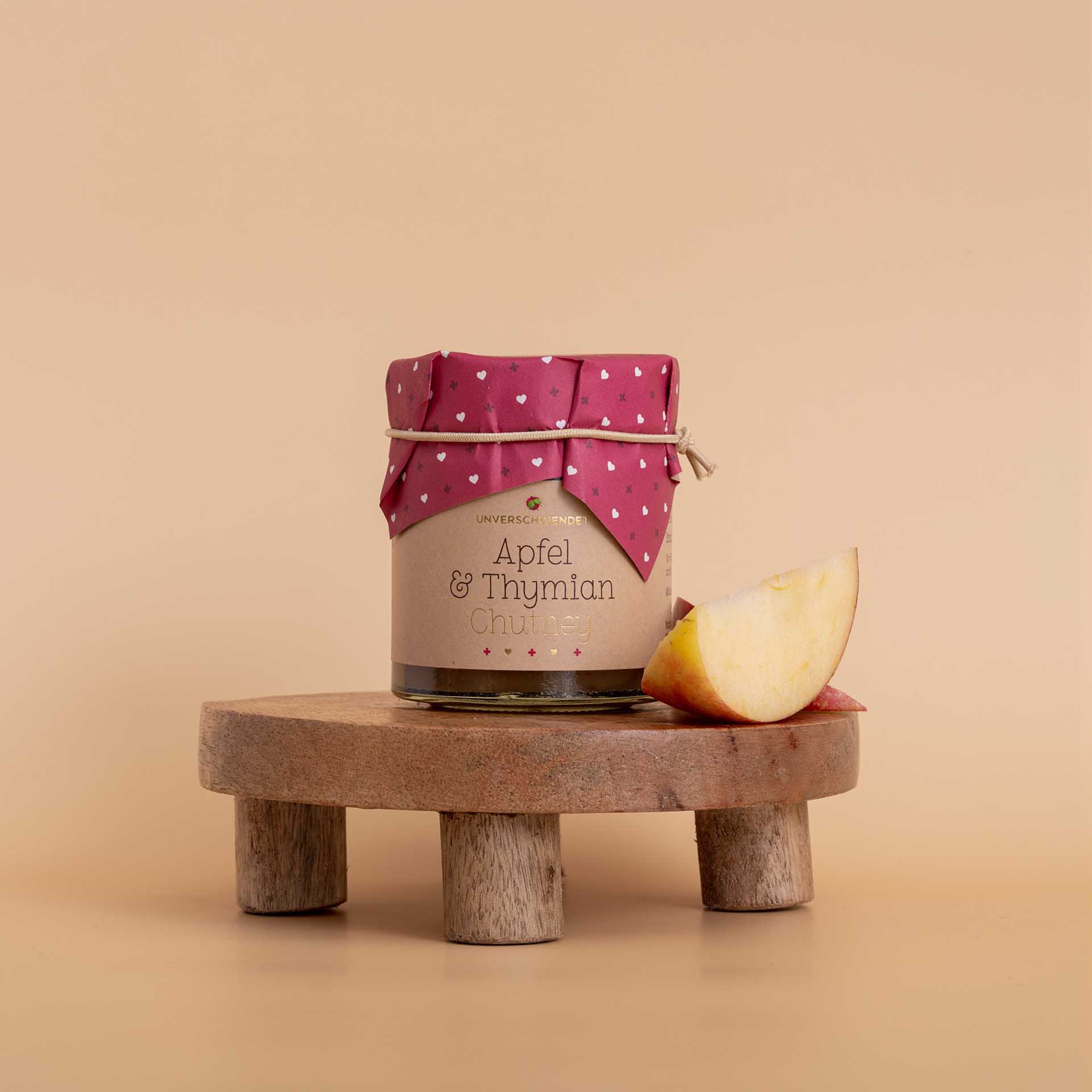 Unverschwendet Apfel-Thymian Chutney im Glas Vorderansicht Unverschwendet Apfel-Thymian Chutney im Glas