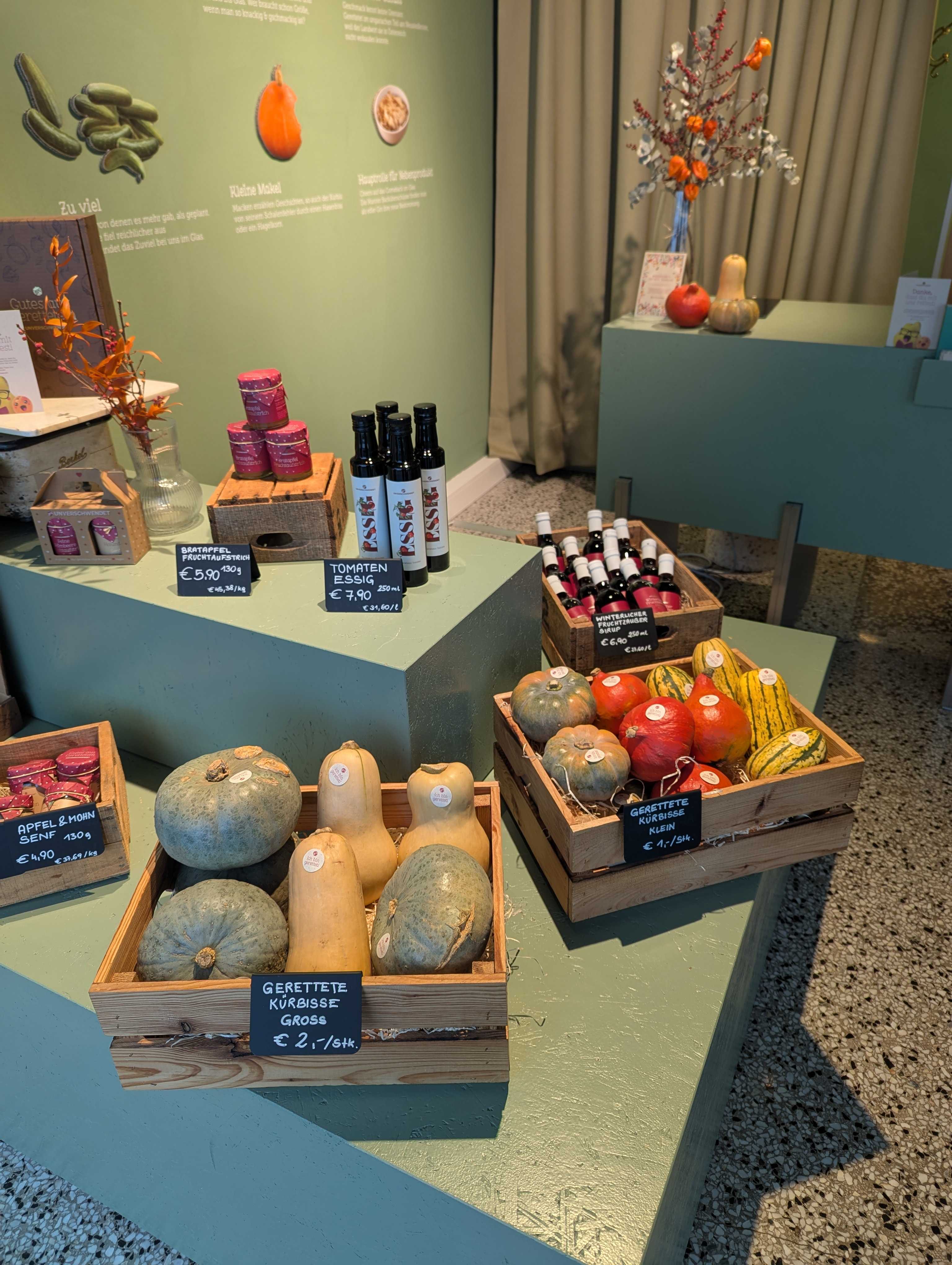 Unverscwhendet Laden mit geretteten Lebensmitteln auf Verkaufstischen