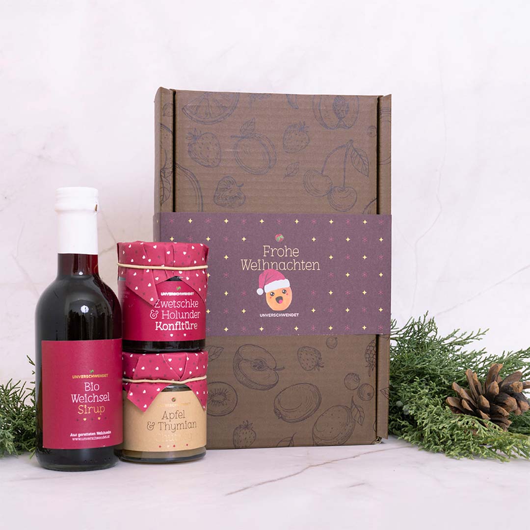 Geschenkbox mit Gläschen und Sirup im Weihnachtsdesign (Vorderansicht) Geschenkbox mit Gläschen und Sirup im Weihnachtsdesign