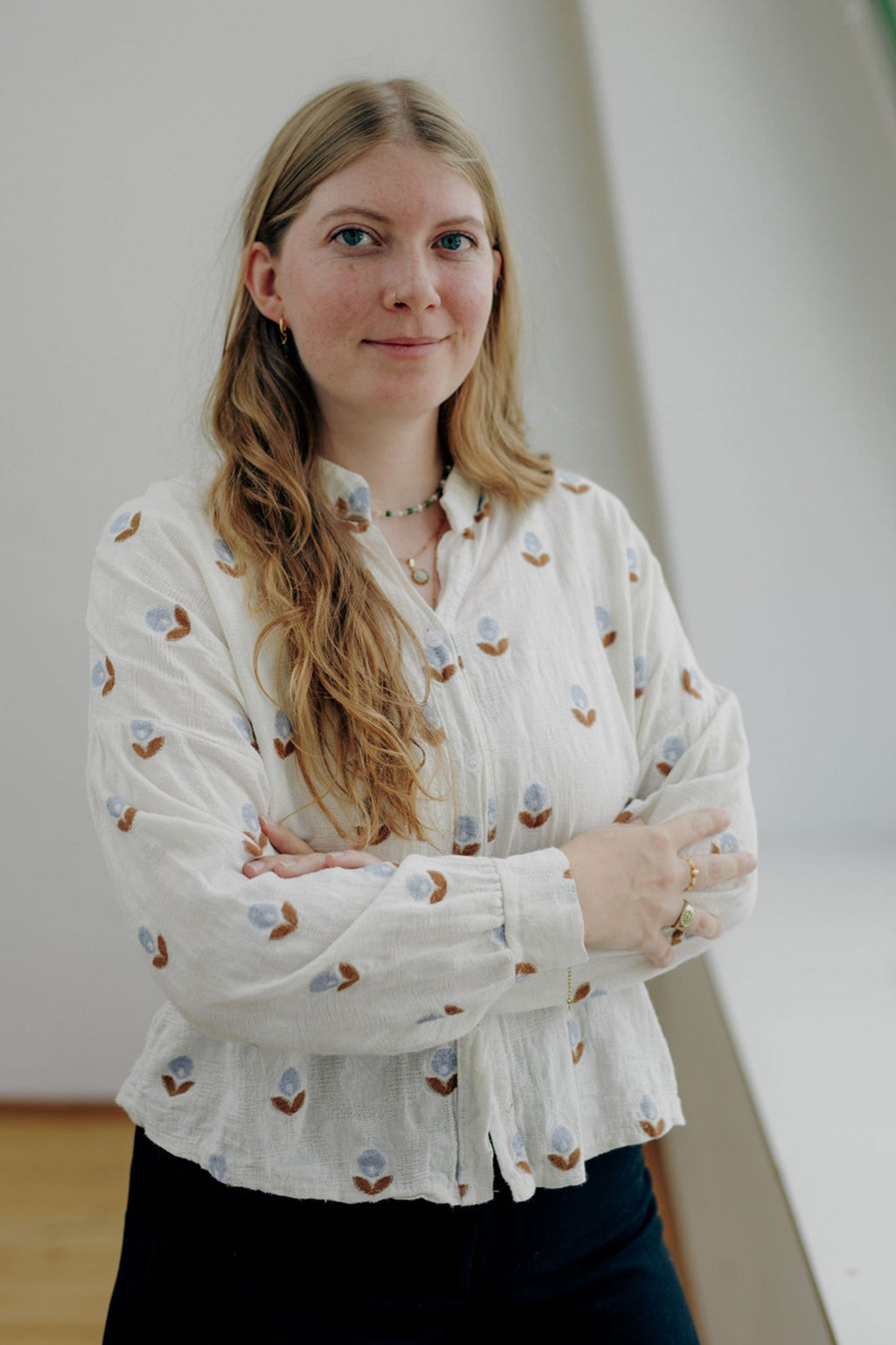 Frau lächelt in die Kamera (Lena Oberwagner) Frau lächelt in die Kamera
