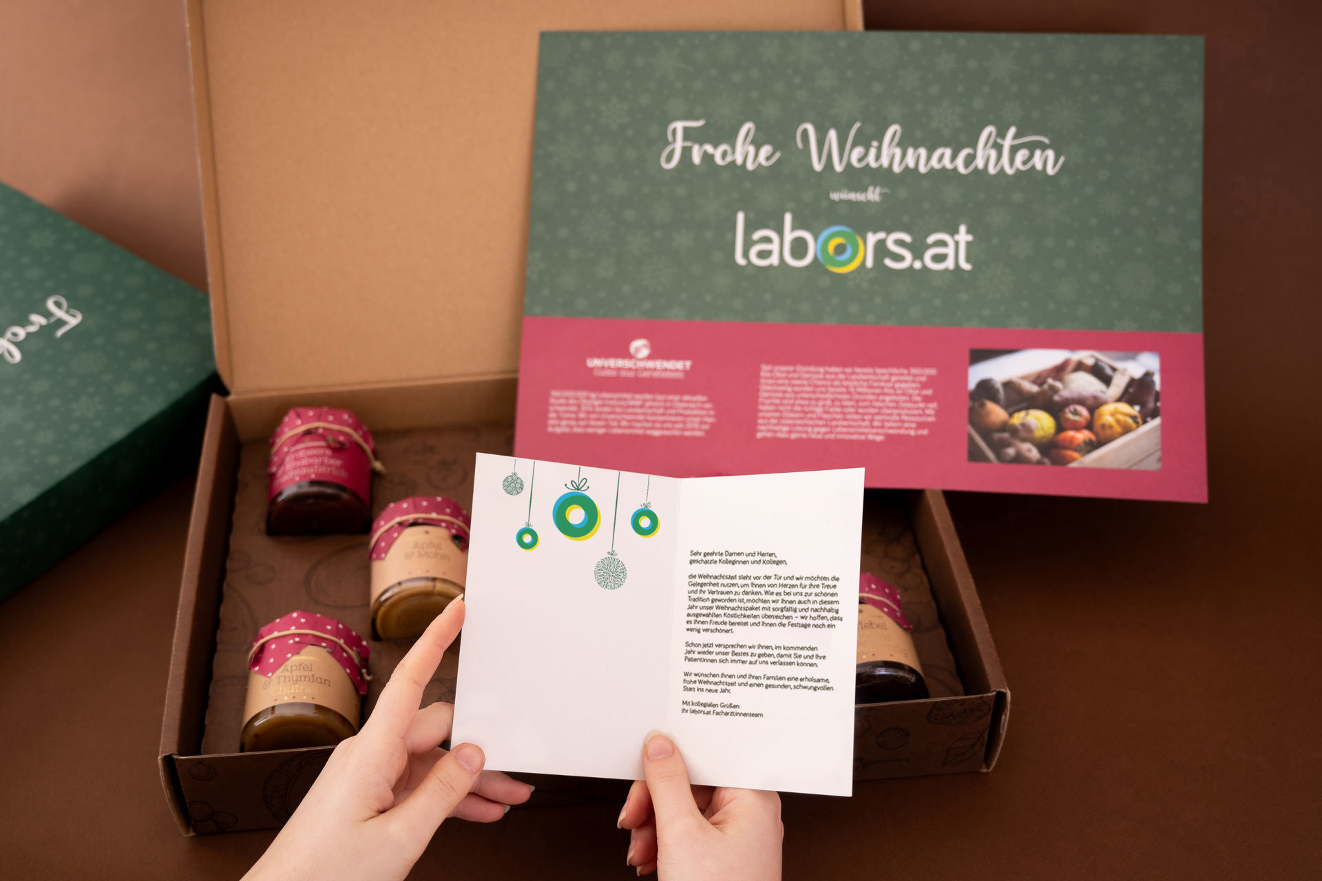 Geöffnete Geschenkbox mit Weihnachtsgrußkarte (als Firmengeschenk) Geöffnete Geschenkbox mit Weihnachtsgrußkarte
