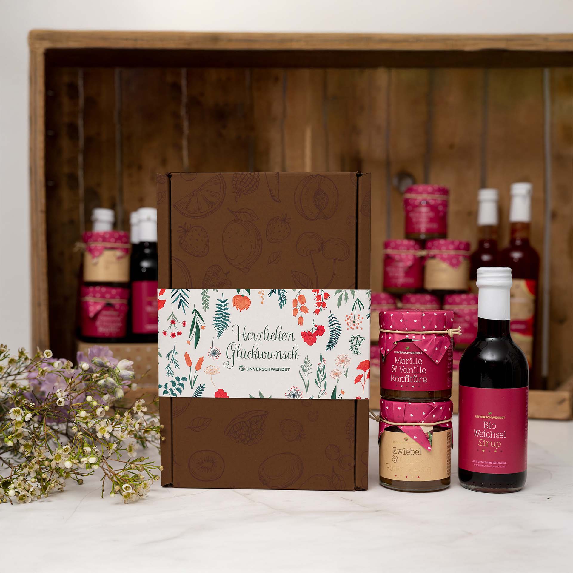 Geschenkbox mit Feinkost Gläsern (Vorderansicht) Geschenkbox mit Feinkost Gläsern