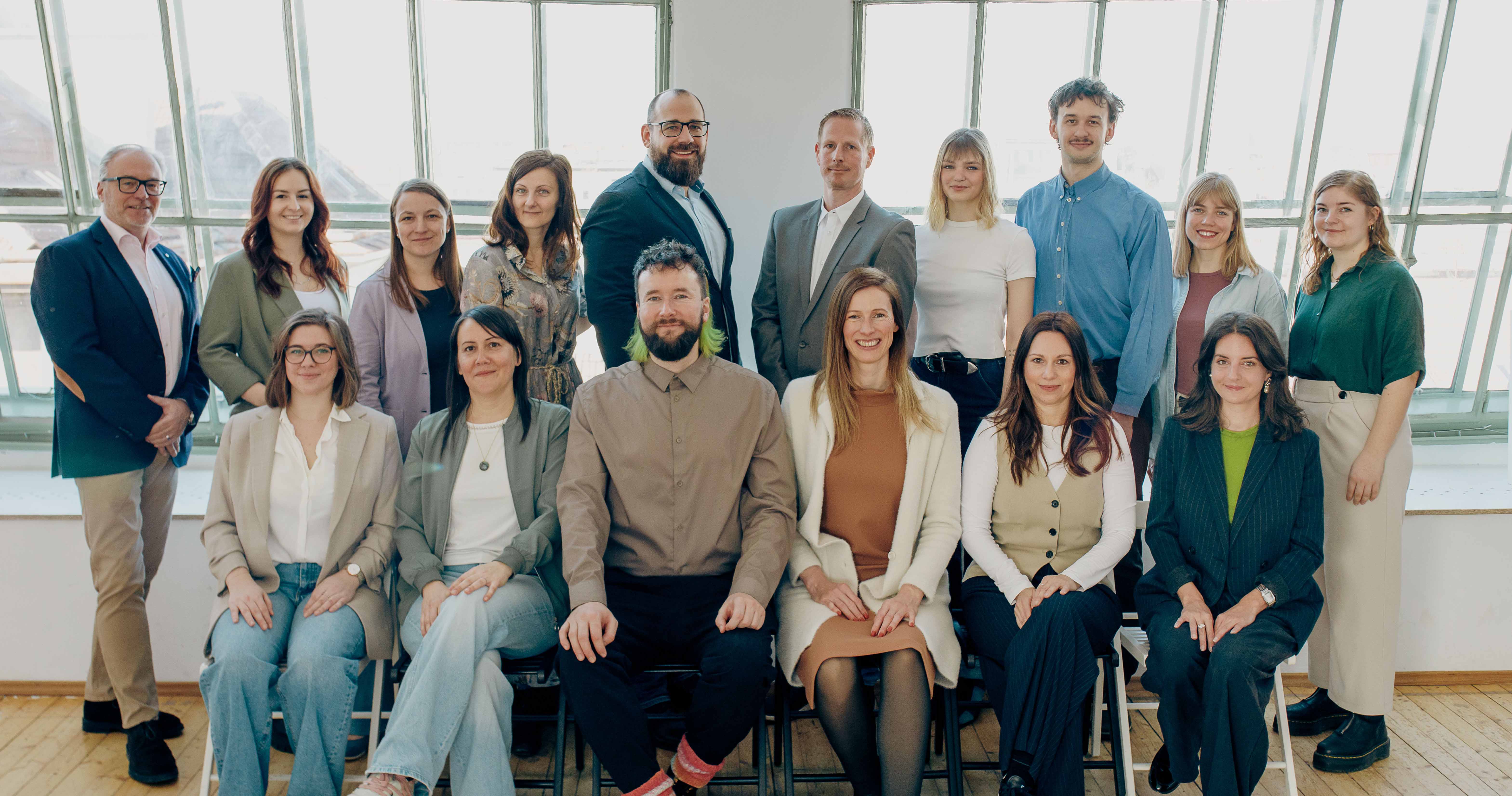 Teamfoto von Unverschwendet Unverschwendet Teamfoto, worauf alle in die Kamera lächeln
