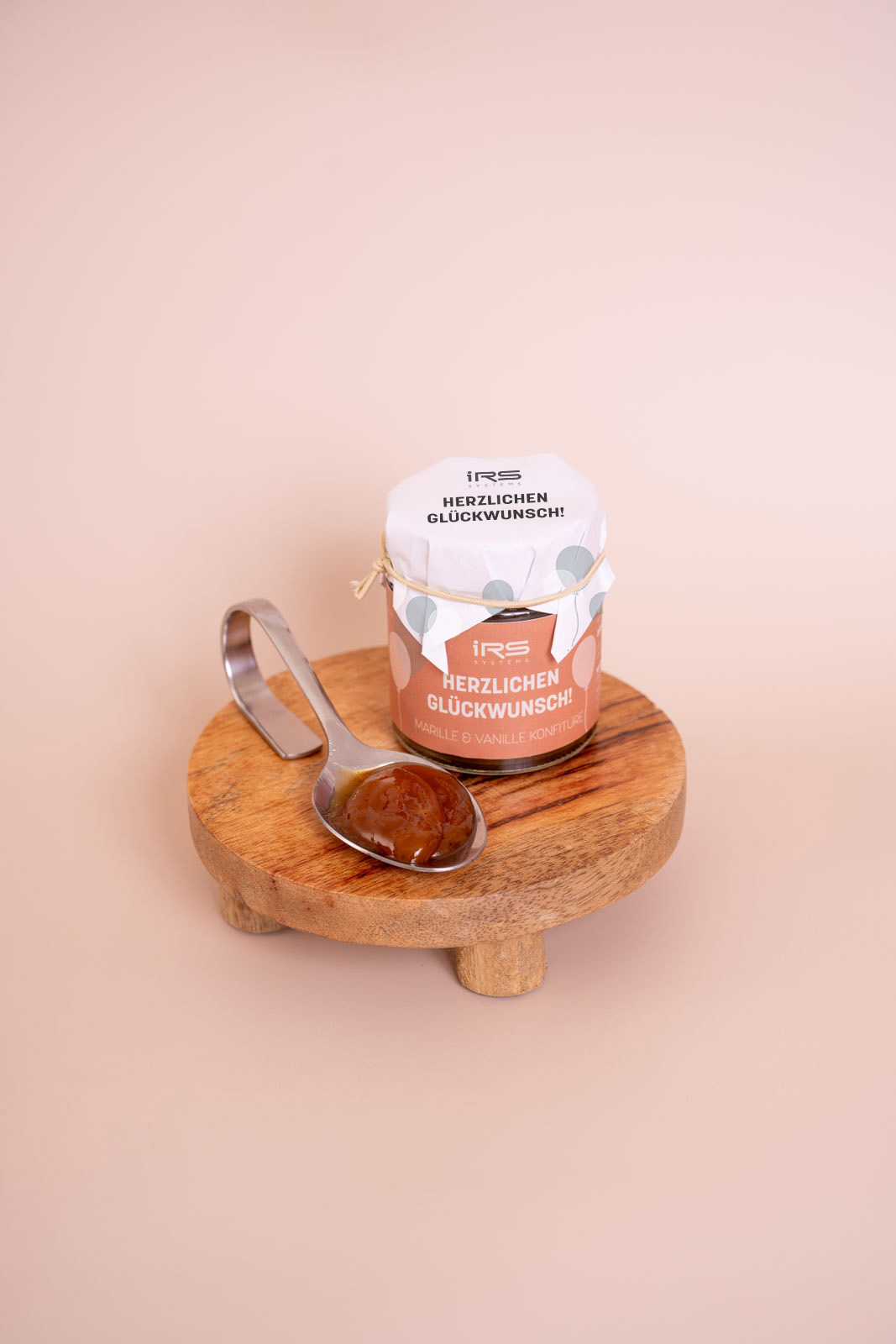 Marille-Vanille Konfitüre im Glas mit "Herzlichen Glückwunsch"Aufdruck Marille-Vanille Konfitüre im Glas mit Aufdruck