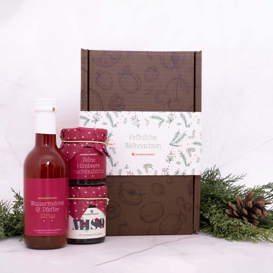 Geschenkkarton mit zwei Aufstrichgläsern und Sirup (Vorderansicht) Geschenkkarton mit zwei Aufstrichgläsern und Sirup