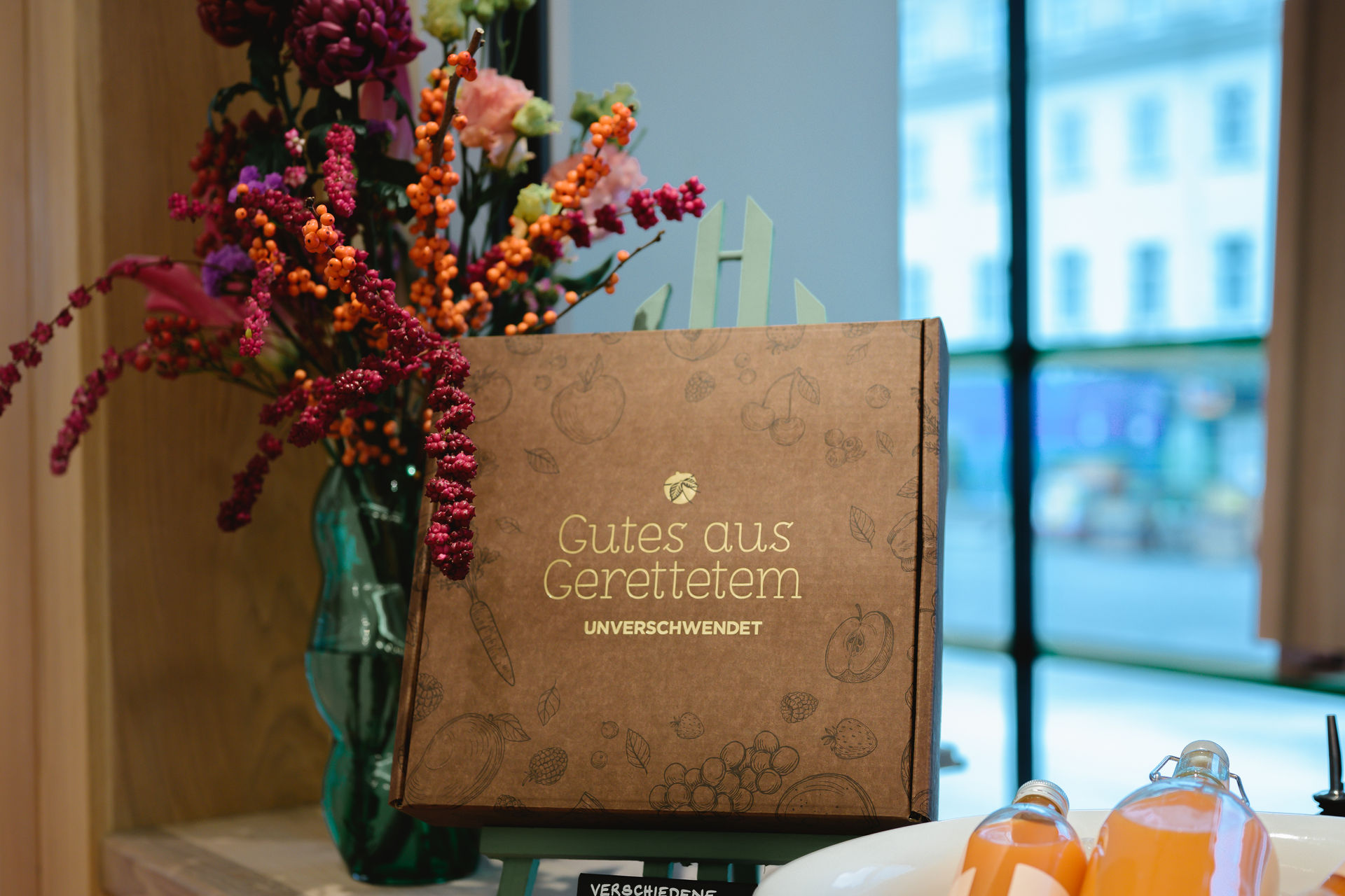 Geschenkkarton unverschwendet (auf Ladentresen) Geschenkkarton unverschwendet