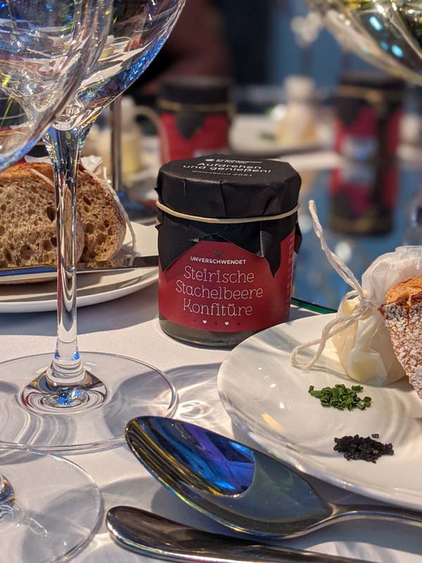 Steirische Stachelbeere Konfitüre im Glas (auf Essenstisch) Steirische Stachelbeere Konfitüre im Glas