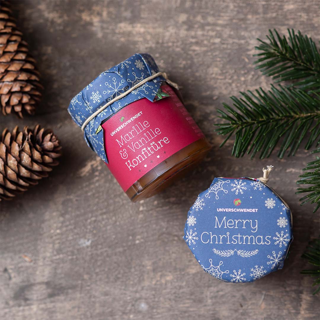 Marille & Vanille Konfitüre im Weihnachtsdesign (von oben fotografiert) Marille & Vanille Konfitüre im Weihnachtsdesign