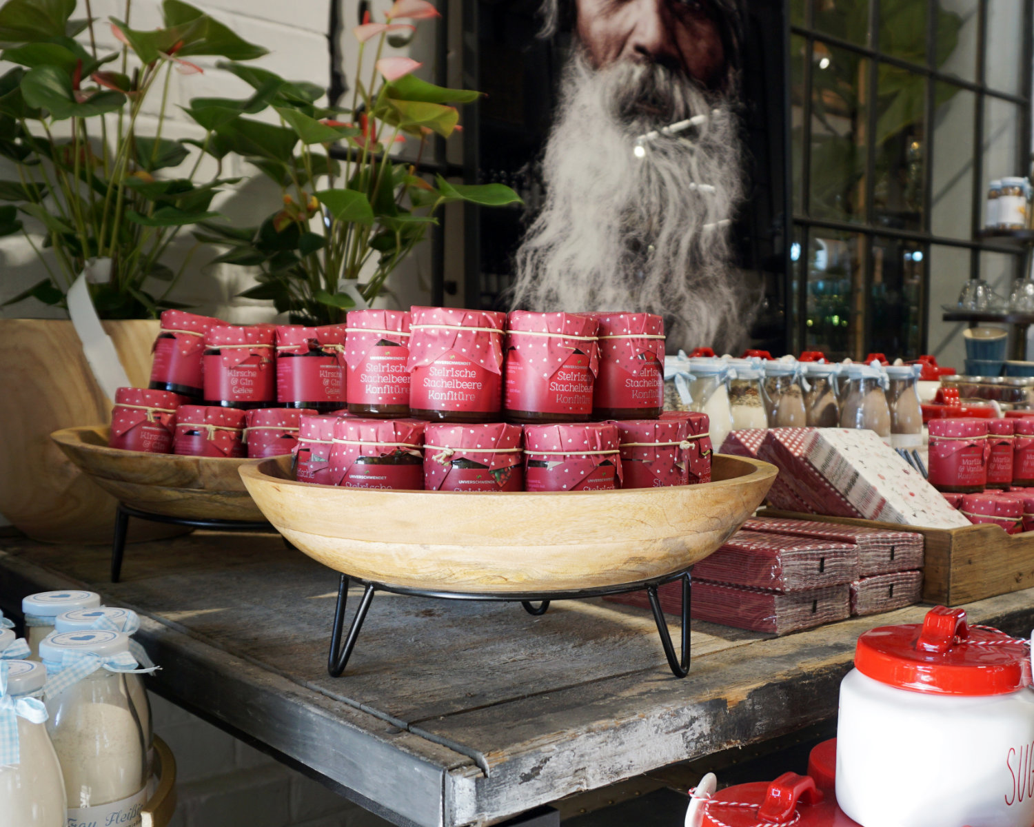 Verkaufstisch mit Unverschwendet Produkten - Nahaufnahme von Konfitüre Gläschen Verkaufstisch mit Unverschwendet Produkten