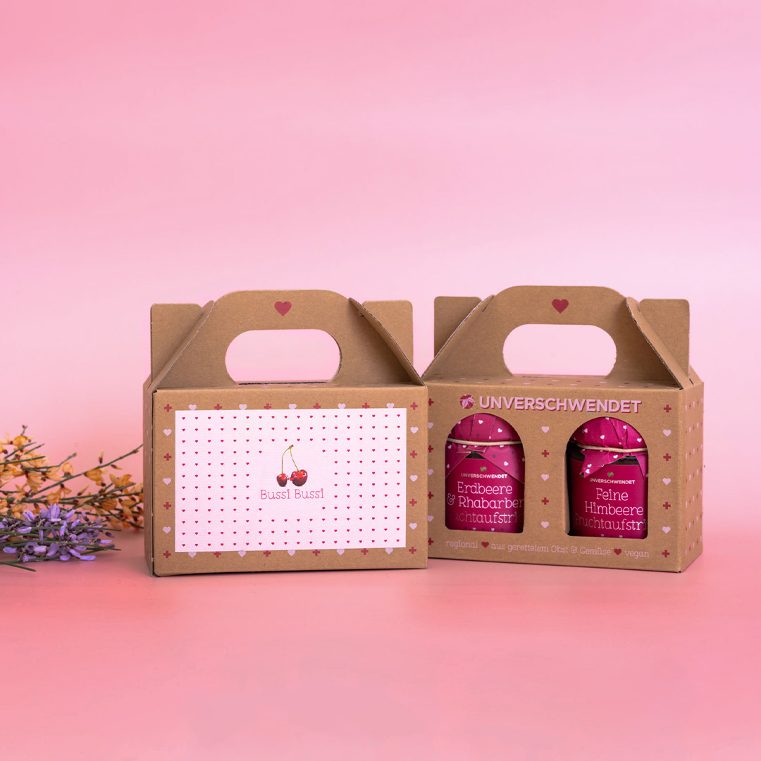 Duett-Geschenkkarton Sets mit Feinkost-Gläschen im Herzchen-Design (Vorderansicht) Duett-Geschenkkarton Sets mit Feinkost-Gläschen im Herzchen-Design