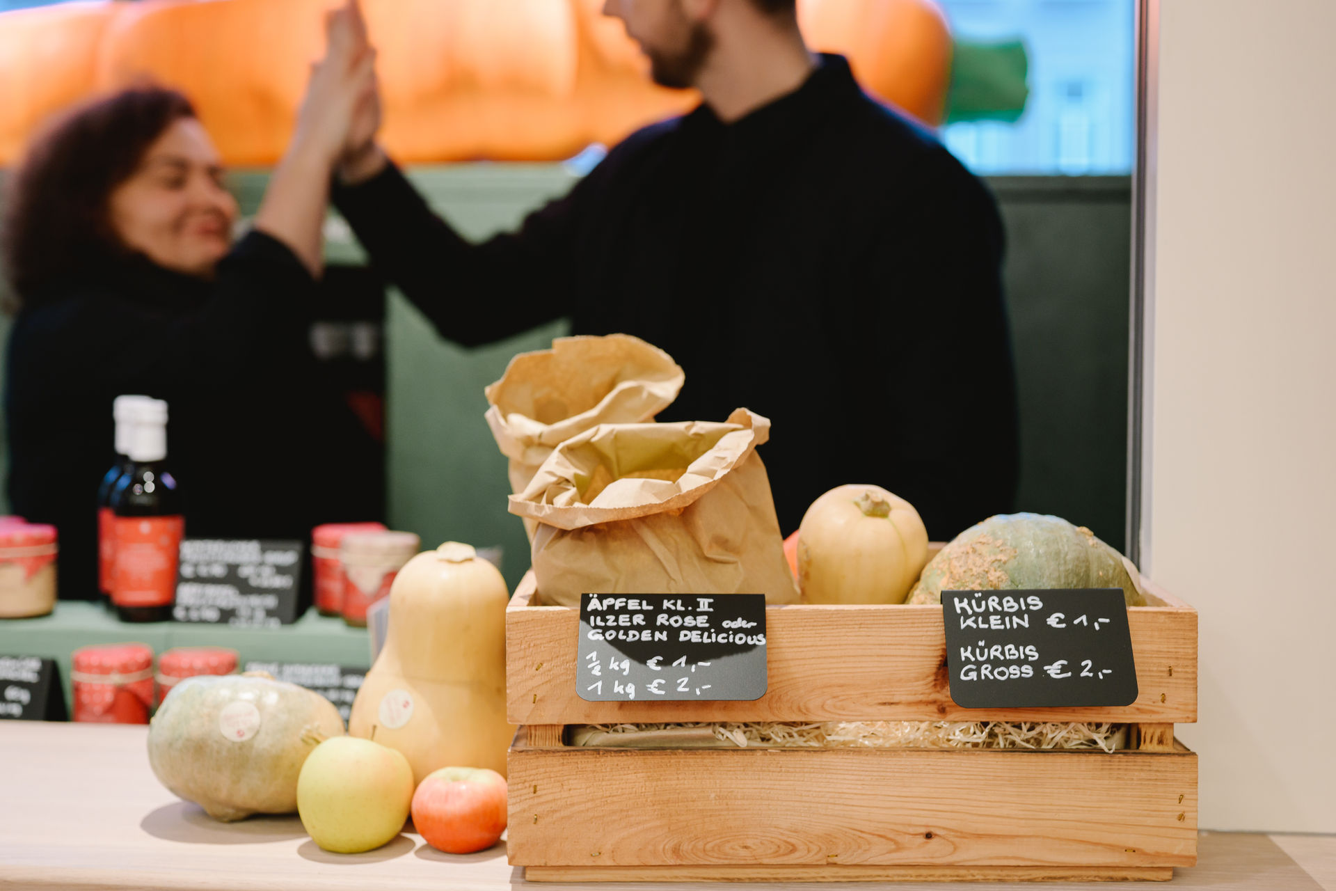 gerettete Äpfel und Kürbisse zum Verkauf in Holzkiste