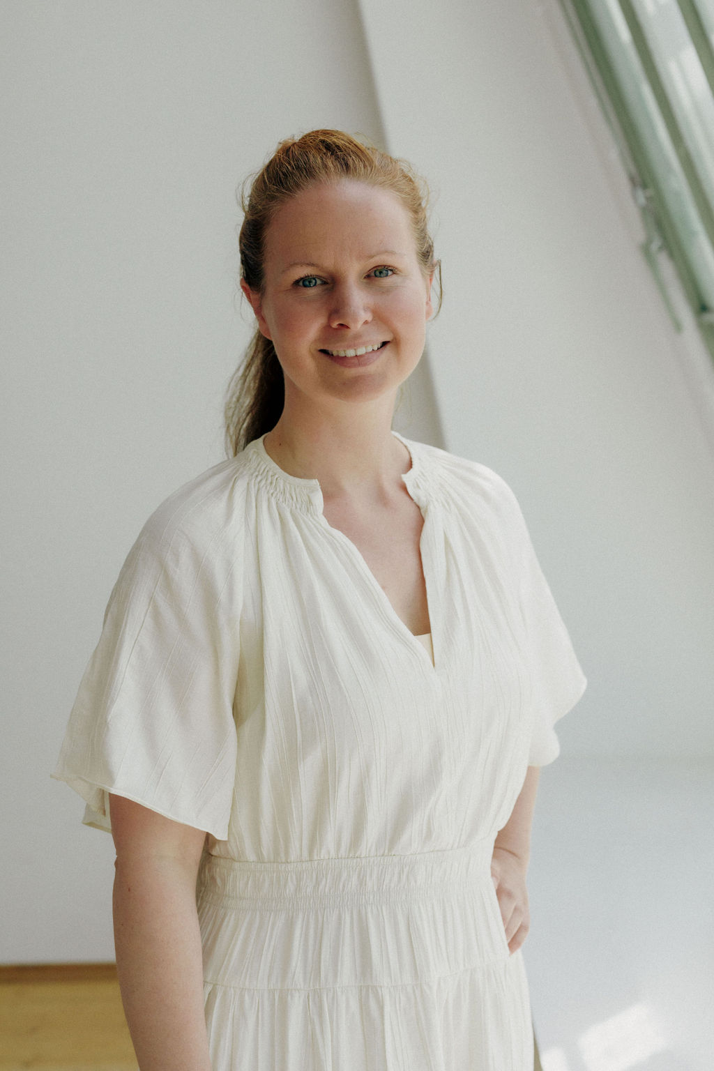 Frau lächelt freundlich in die Kamera (Monika Hametter) Frau lächelt freundlich in die Kamera