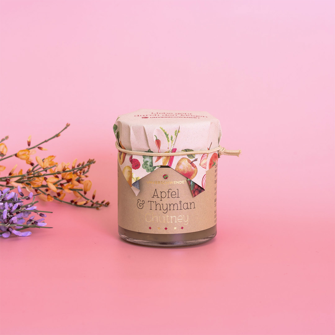 Apfel-Thymian Chutney im Gläschen (Vorderansicht) Apfel-Thymian Chutney im Gläschen